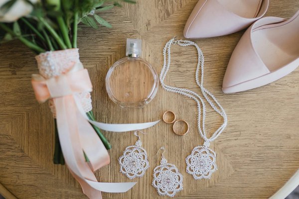 Un Guide Élégant pour Associer des Pantalons Cargo en Satin lors de vos Soirées Chic